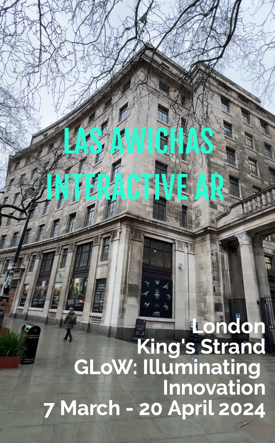 Un edificio de piedra en el Strand de Londres, con las palabras Las Awichas, interactive AR.