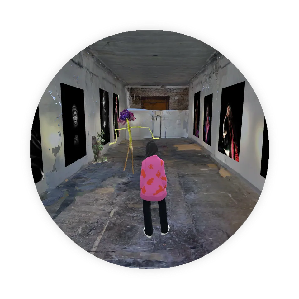 Una vista circular de una galería 3D: un avatar con chamarra rosada camina entre retratos.