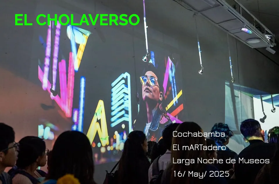 Una proyección de neón titulada El Cholaverso en un muro de El Martadero, Cochabamba, 16 de mayo de 2025.