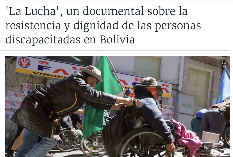 A Voz de América article on La Lucha: protesters in wheelchairs push forward on a street in Bolivia.