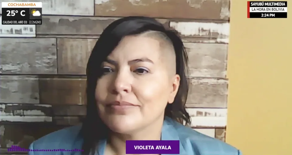 Una mujer en una transmisión televisiva de Sayubu Multimedia, Cochabamba.