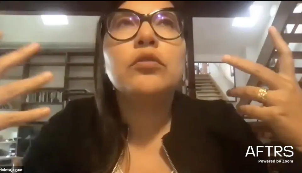 Una mujer habla en una videollamada. Un logo de AFTRS en la esquina.