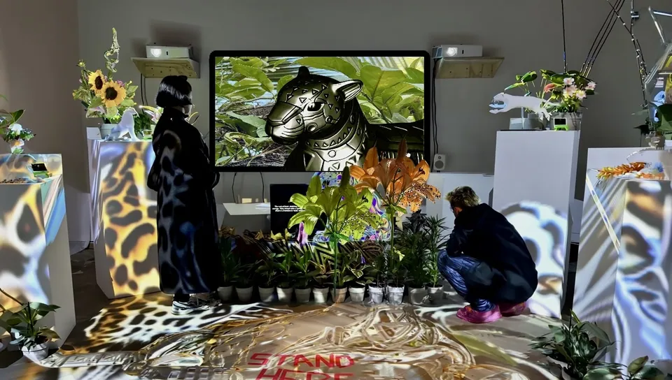 Un jaguar en una pantalla, entre flores y patrones de jaguar proyectados.
